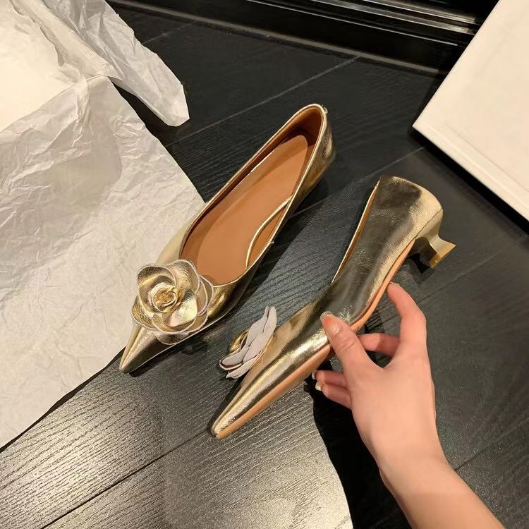 花飾りローヒールパンプス｜シューズ｜シルバーの商品イメージ