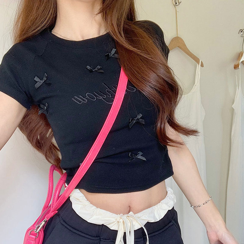 半袖Tシャツ｜リボン装飾刺繍ロゴタイトシルエット大人ガーリートップス｜ホワイトの商品イメージ
