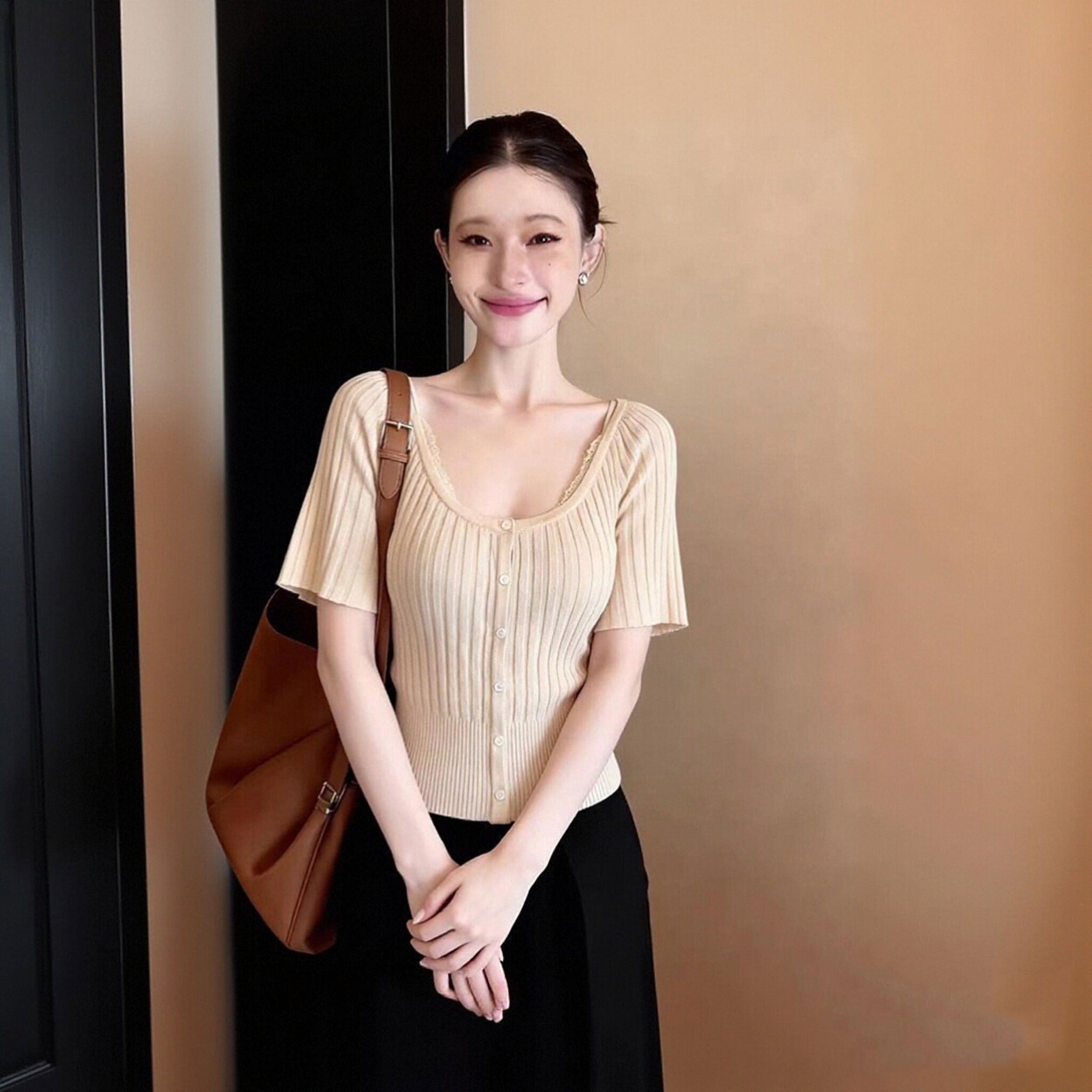 Uネックリブニット｜フレア裾薄手フィットウエスト絞り上品大人女子トップス｜画像カラーの商品イメージ