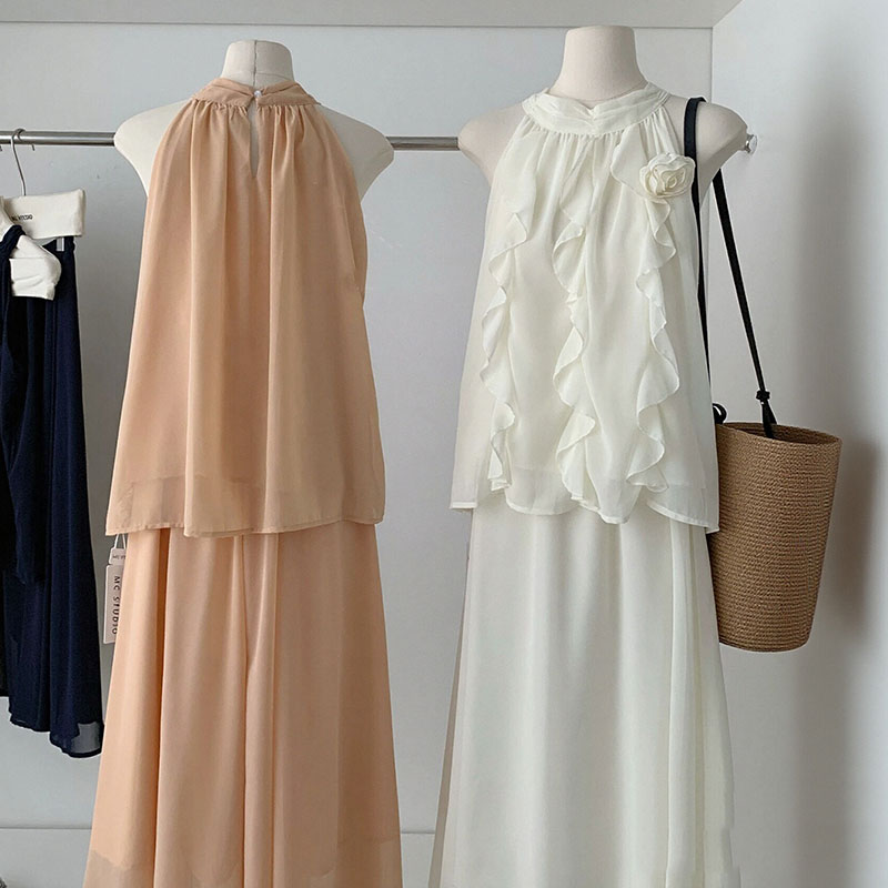 ハルターネックノースリーブシフォントップス＆フリルスカートセットアップ｜花飾りの商品イメージ