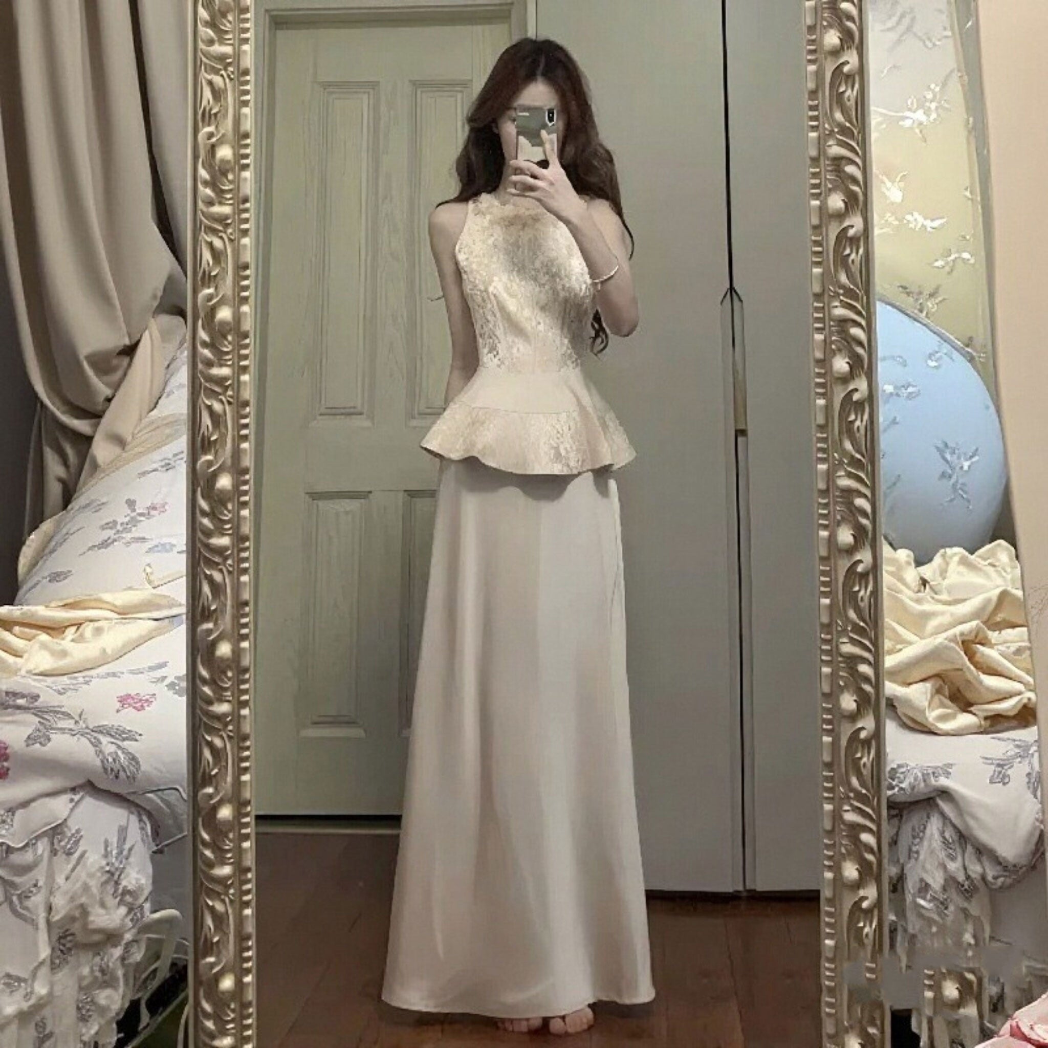 結婚式お呼ばれパーティードレスセットアップ｜レースペプラムトップス＆サテンロングスカートベージュの商品イメージ