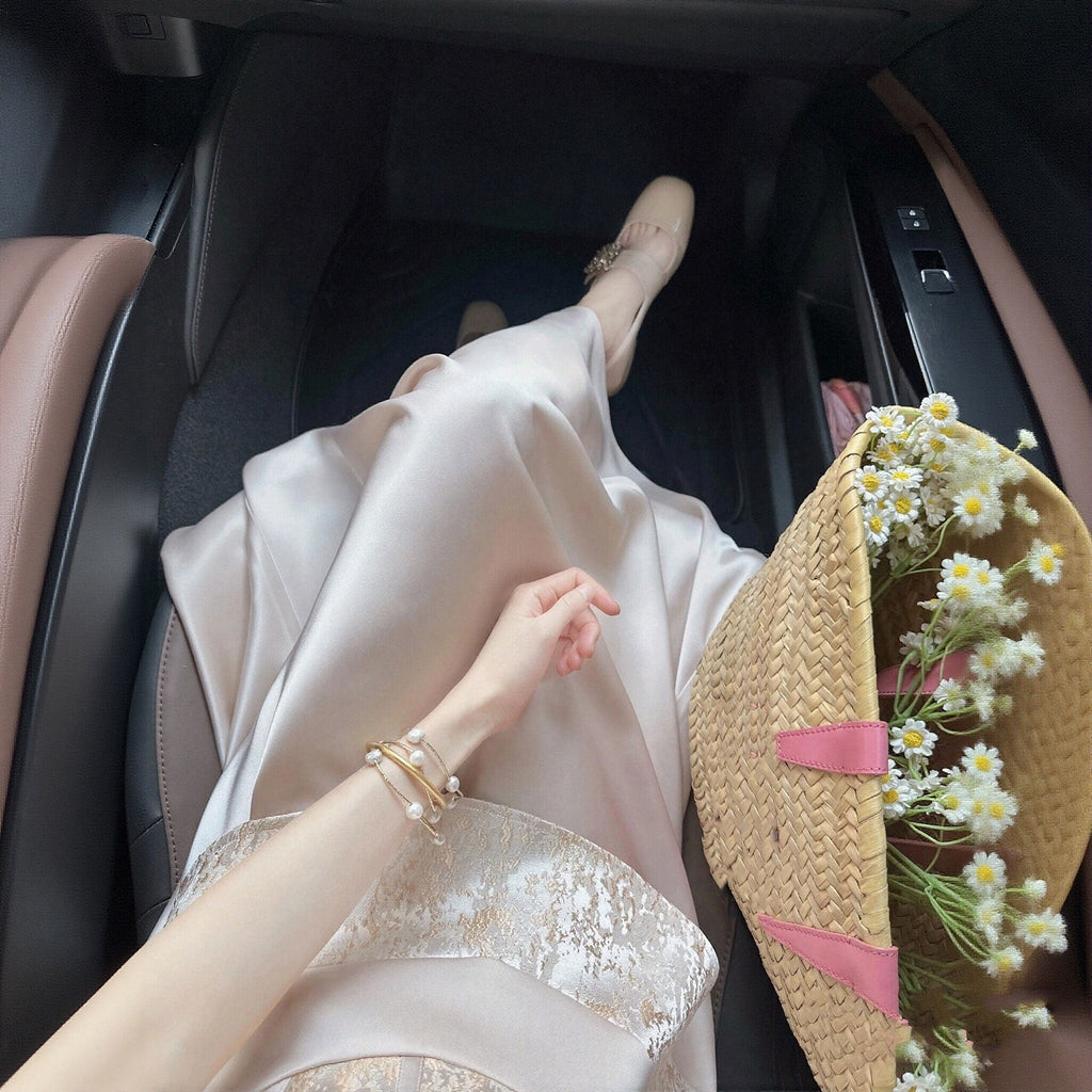 結婚式お呼ばれパーティードレスセットアップ｜レースペプラムトップス＆サテンロングスカートベージュ｜画像カラーの商品イメージ