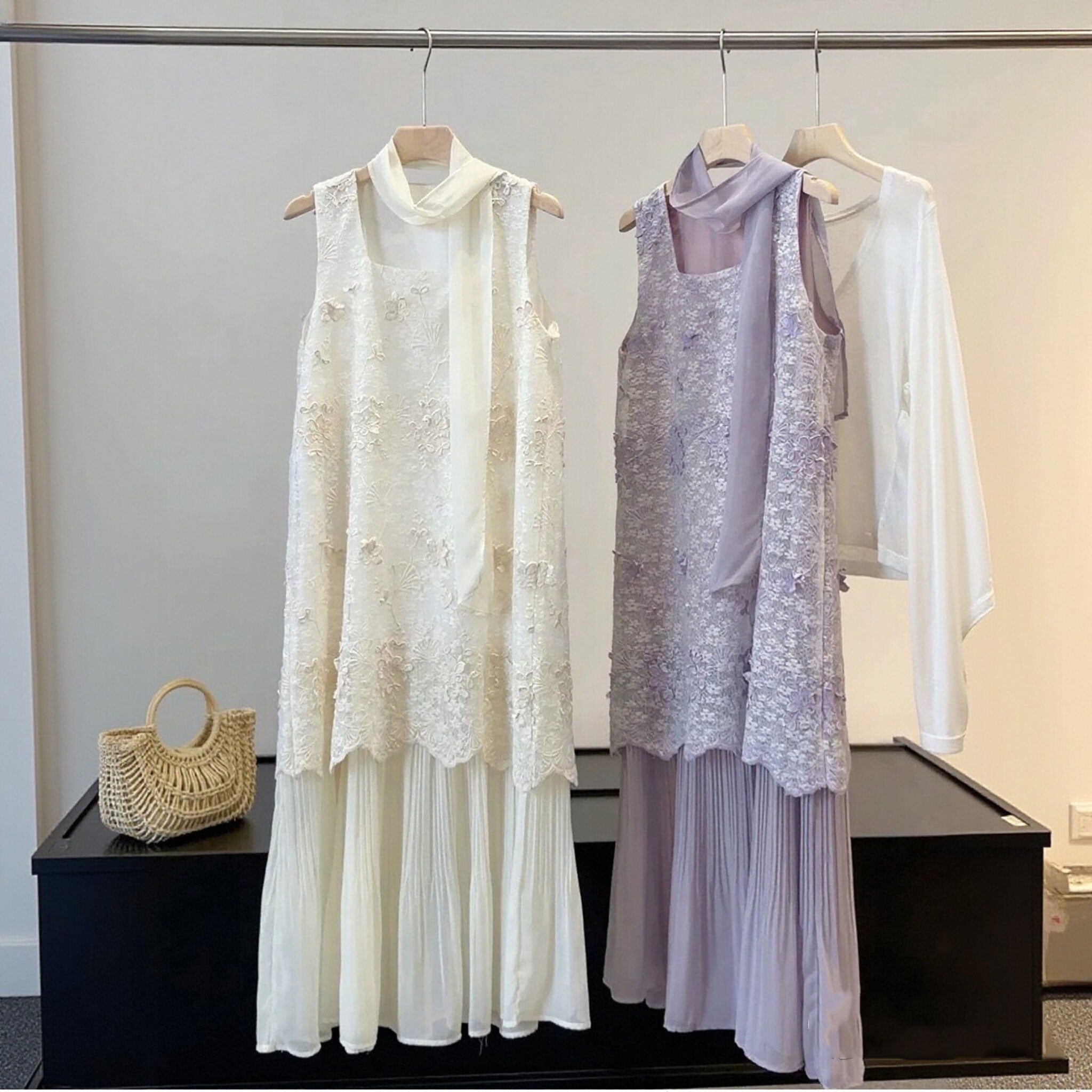 立体花レースノースリーブワンピース｜重ね風ネクタイ付きプリーツレイヤードロングドレスフェミニン2カラーの商品イメージ