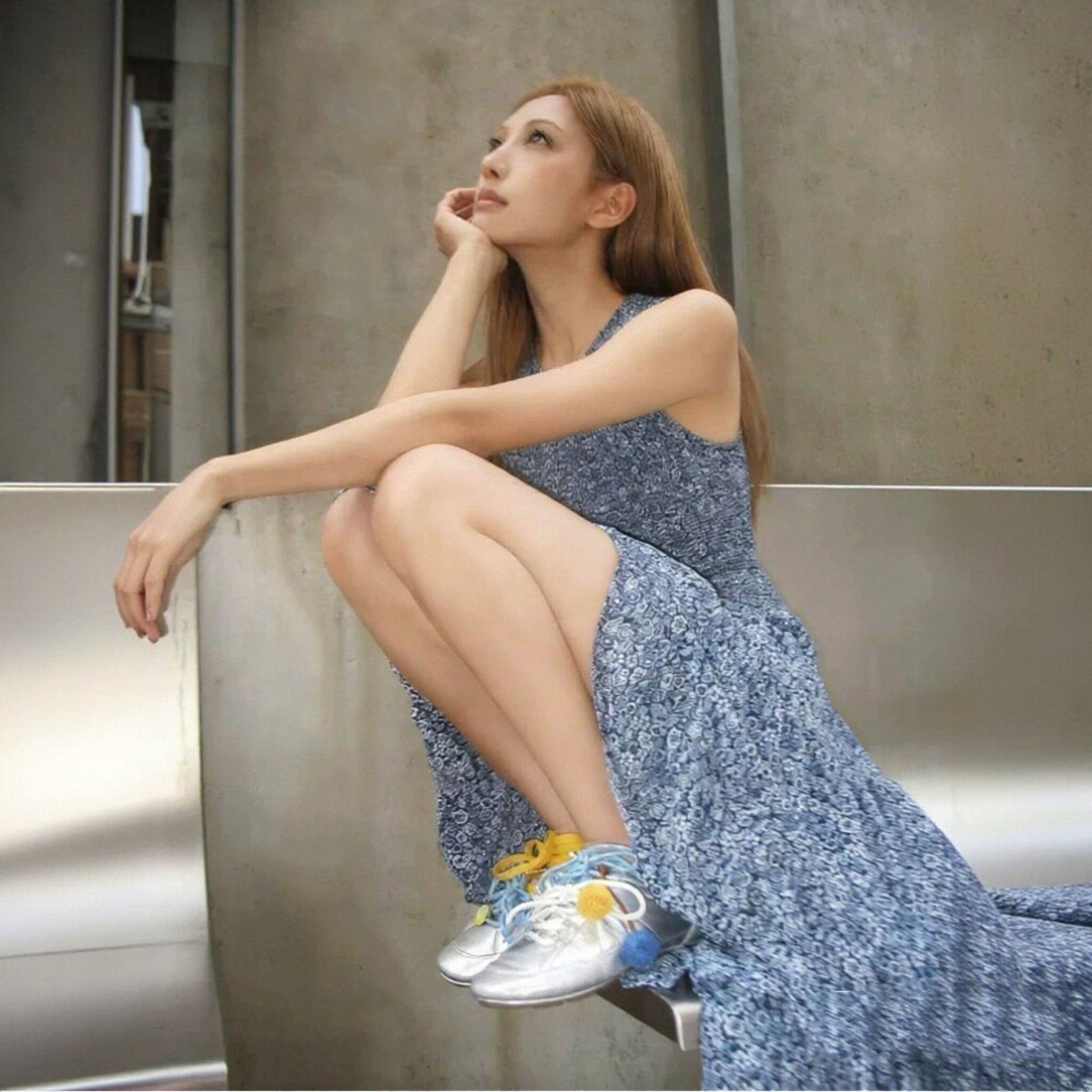 花柄ノースリーブワンピスアシンメトリー裾フリルマキシドレス｜ブルーの商品イメージ