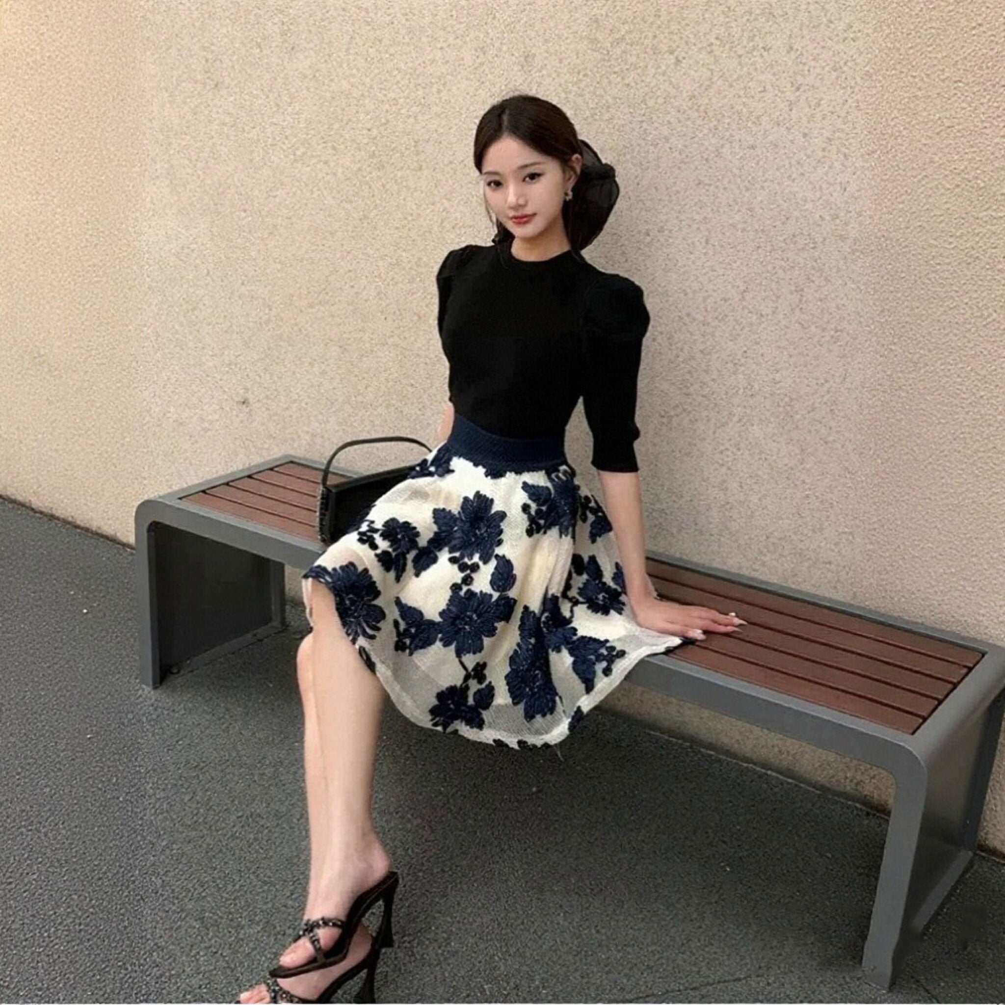 黒パフスリーブトップス＆花柄刺繍プリーツスカート優雅レトロ風｜セットアップの商品イメージ