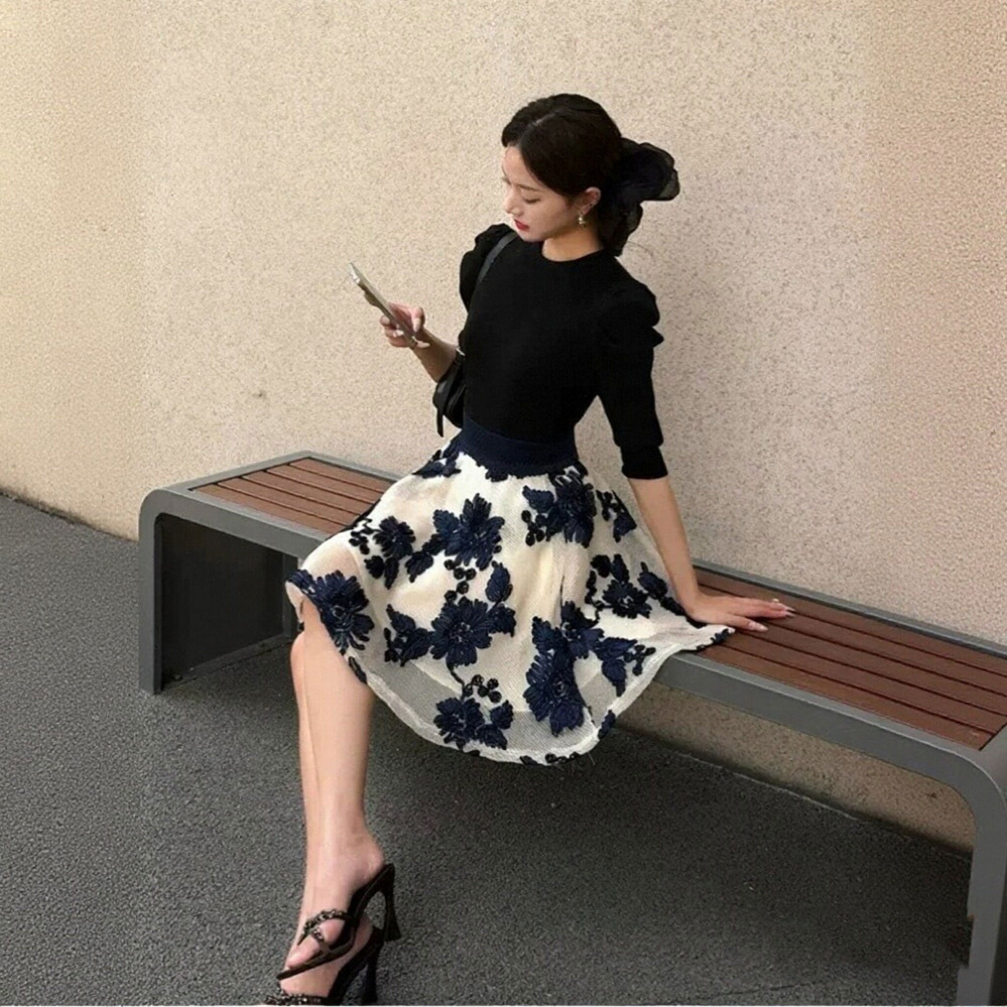 黒パフスリーブトップス＆花柄刺繍プリーツスカート優雅レトロ風｜セットアップの商品イメージ