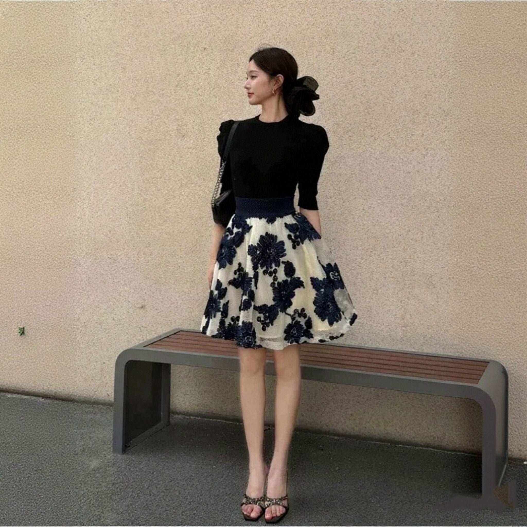 黒パフスリーブトップス＆花柄刺繍プリーツスカート優雅レトロ風｜セットアップ｜画像カラーの商品イメージ