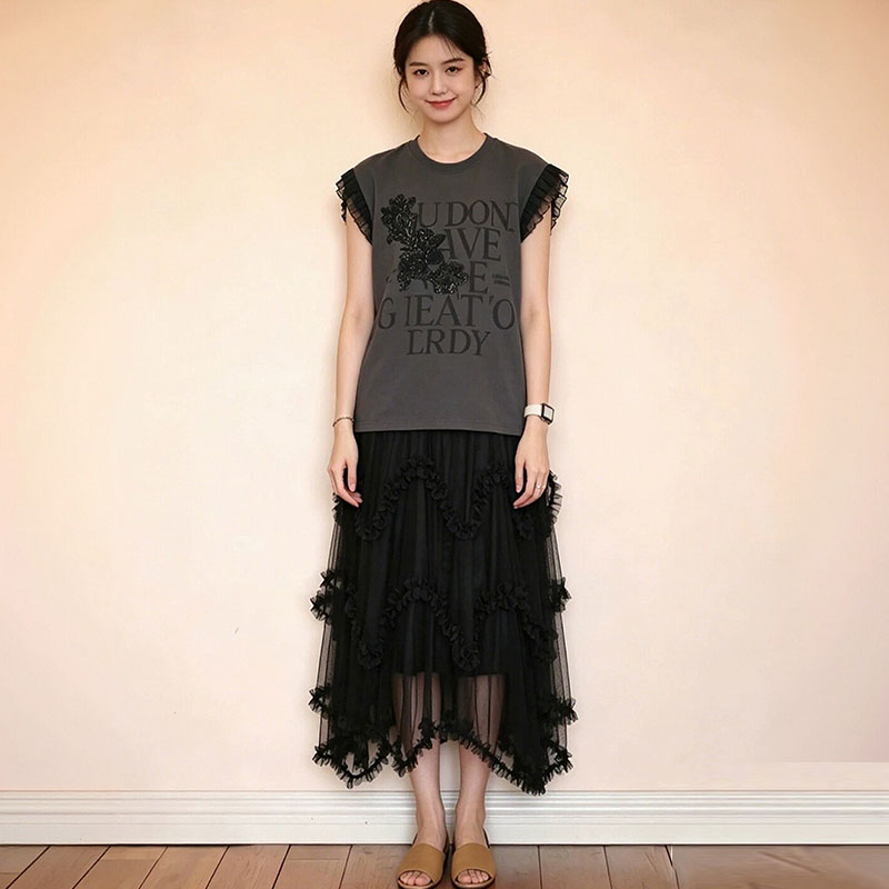 フリル袖Tシャツ＆黒花柄プリーツロングスカートレトロ｜セットアップ｜花柄の商品イメージ