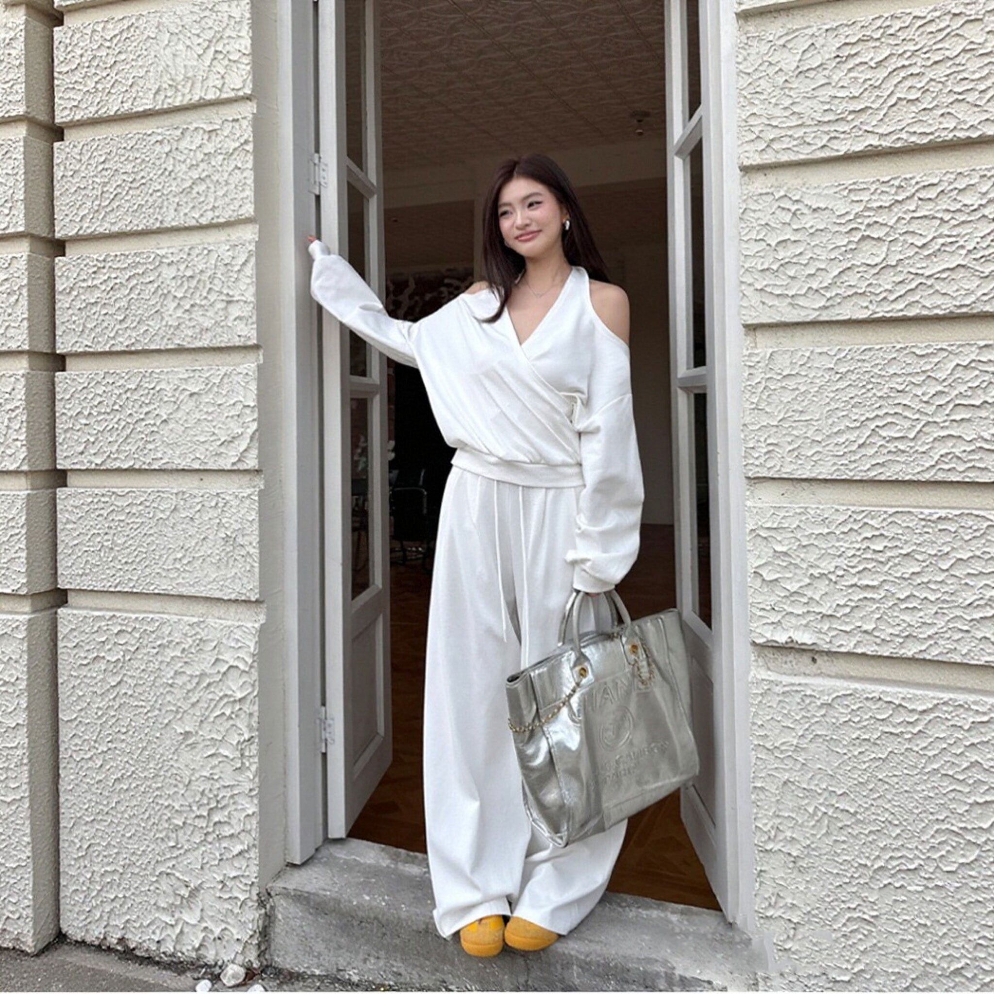 オフショルダーハルターネックトップスワイドパンツセットアップ｜Vネック｜グレーの商品イメージ