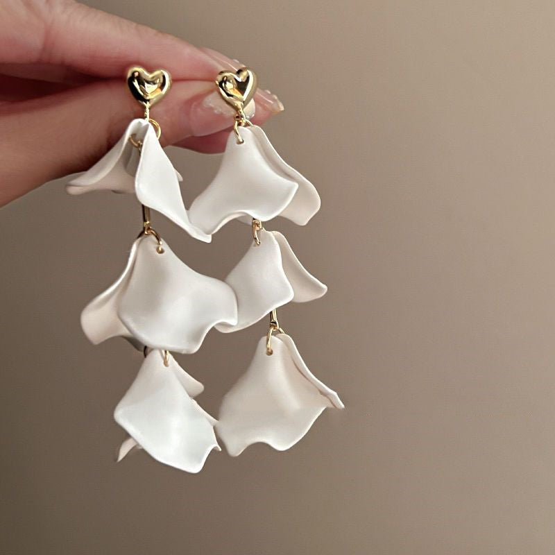 花びらピアス｜アップ揺れる花びらアクセサリーの商品イメージ