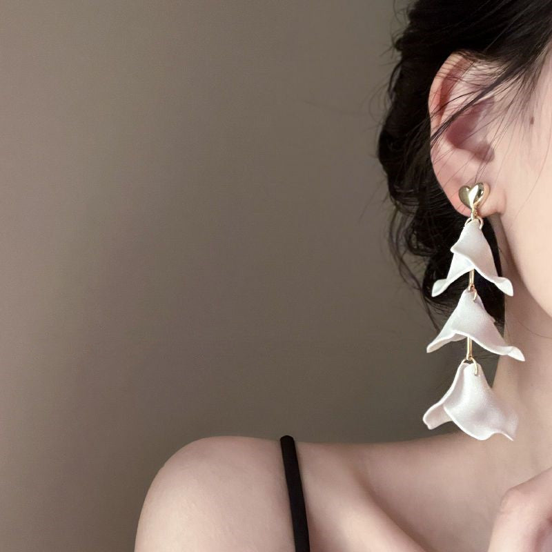 花びらピアス｜アップ揺れる花びらアクセサリーの商品イメージ