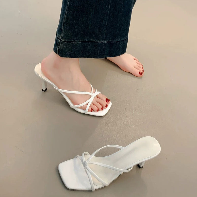 スクエアトゥストラップサンダル｜ヒール付きミディアムヒールクロスストラップきれいめ夏痛くない｜ブラックの商品イメージ