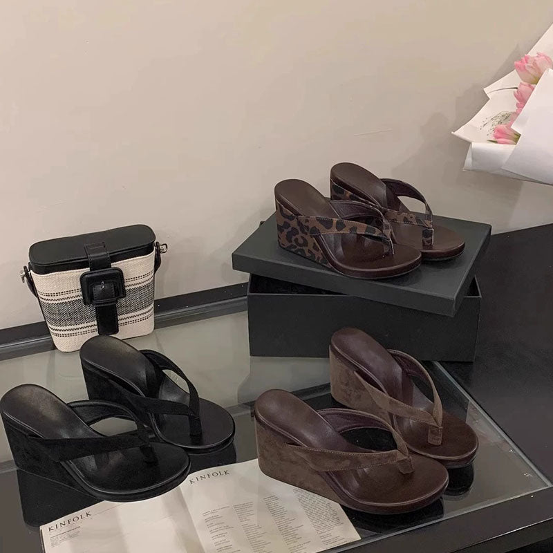 レオパード柄厚底ウェッジヒールサンダル｜美脚見せビーサン履き心地柔らか｜ブラックの商品イメージ