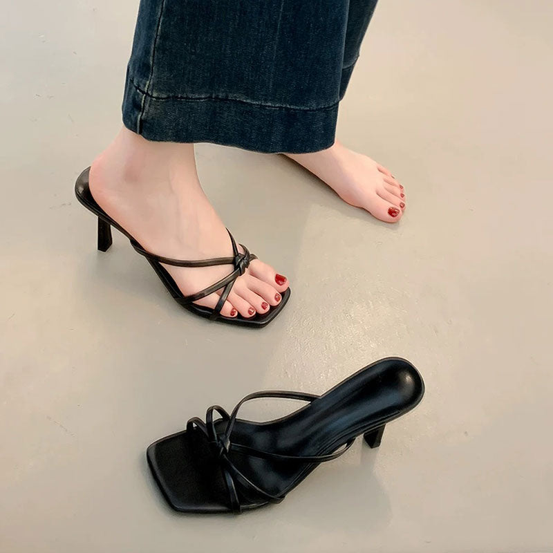 スクエアトゥストラップサンダル｜ヒール付きミディアムヒールクロスストラップきれいめ夏痛くない｜ブラックの商品イメージ