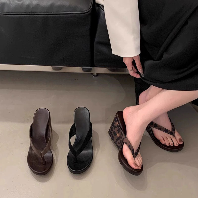 レオパード柄厚底ウェッジヒールサンダル｜美脚見せビーサン履き心地柔らか｜ブラックの商品イメージ