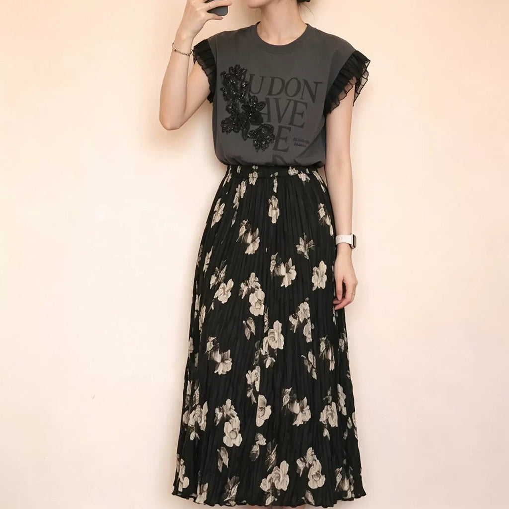 フリル袖Tシャツ＆黒花柄プリーツロングスカートレトロ｜セットアップ｜ブラックの商品イメージ