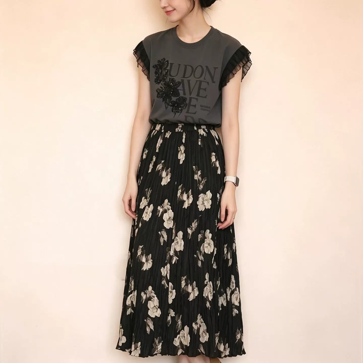 フリル袖Tシャツ＆黒花柄プリーツロングスカートレトロ｜セットアップ｜花柄の商品イメージ