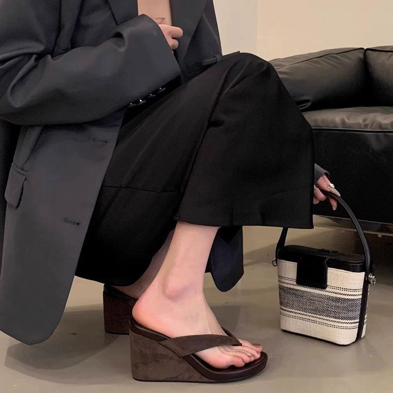 レオパード柄厚底ウェッジヒールサンダル｜美脚見せビーサン履き心地柔らか｜ブラウンの商品イメージ