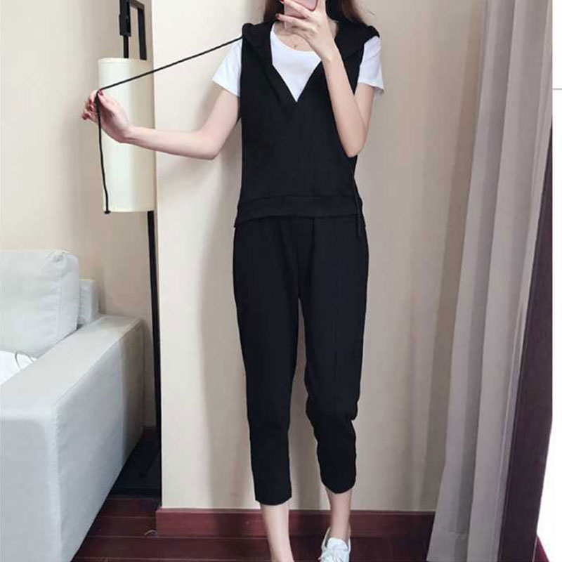 白Ｔシャツ＆フード付きベスト＆パンツアップ｜セットアップの商品イメージ